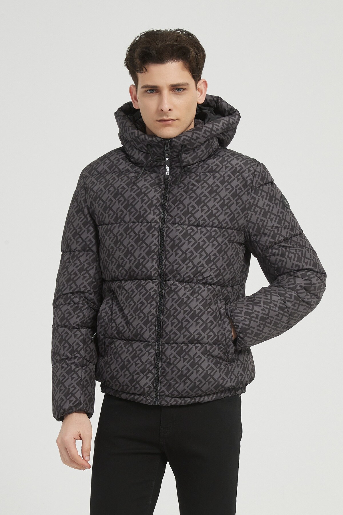 Grossiste KYMAXX - Doudoune matelassée à capuche avec rembourrage isolant et imprimé monogramme all-over "KX"