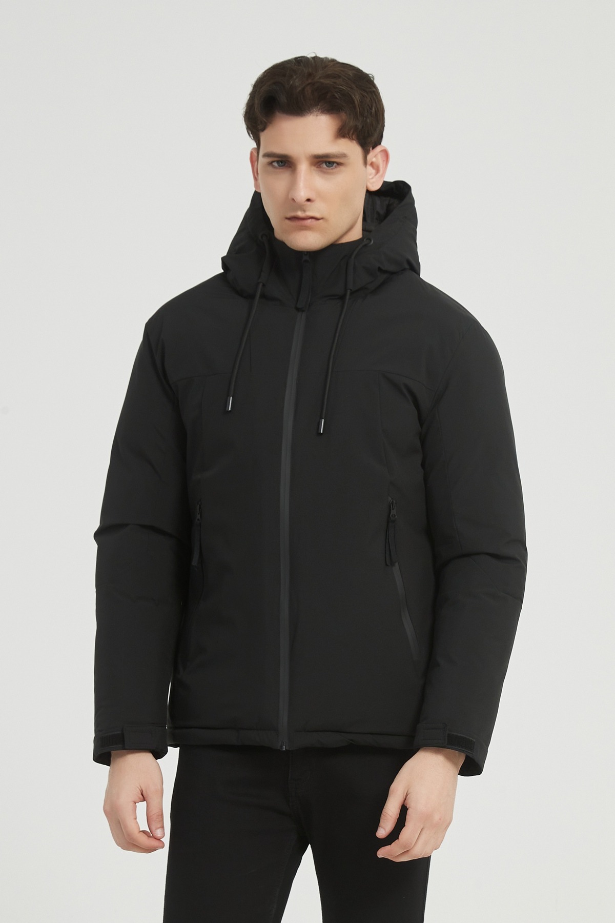 Grossista KYMAXX - Piumino uomo bicolore, dal look sportivo e moderno.