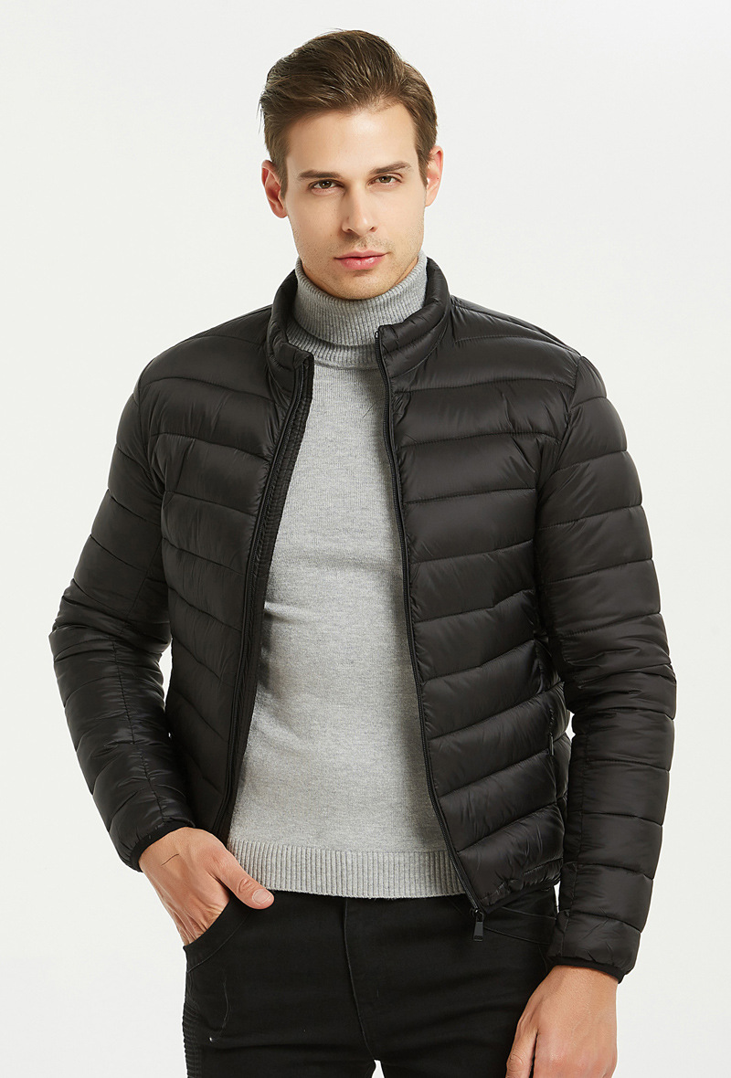 Großhändler KYMAXX - Kurze, gesteppte Daunenjacke mit feinen Streifen und leicht hohem Kragen
