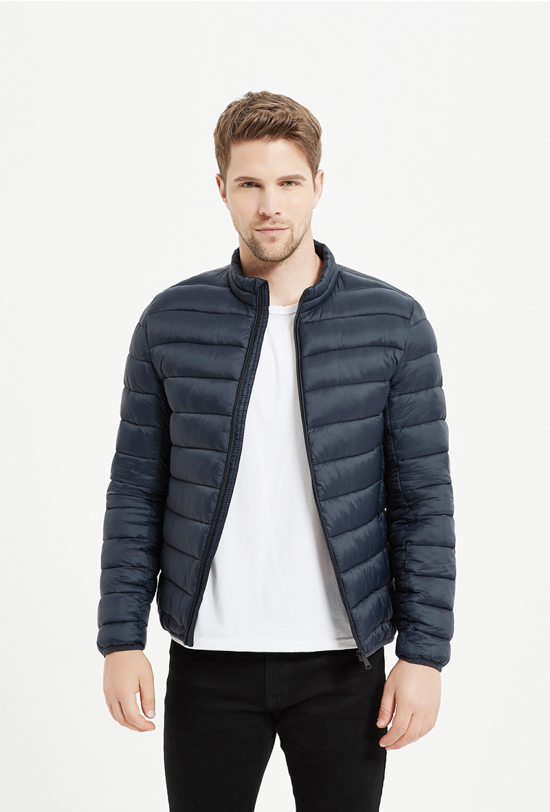 Großhändler KYMAXX - Kurze, gesteppte Daunenjacke mit feinen Streifen und leicht hohem Kragen