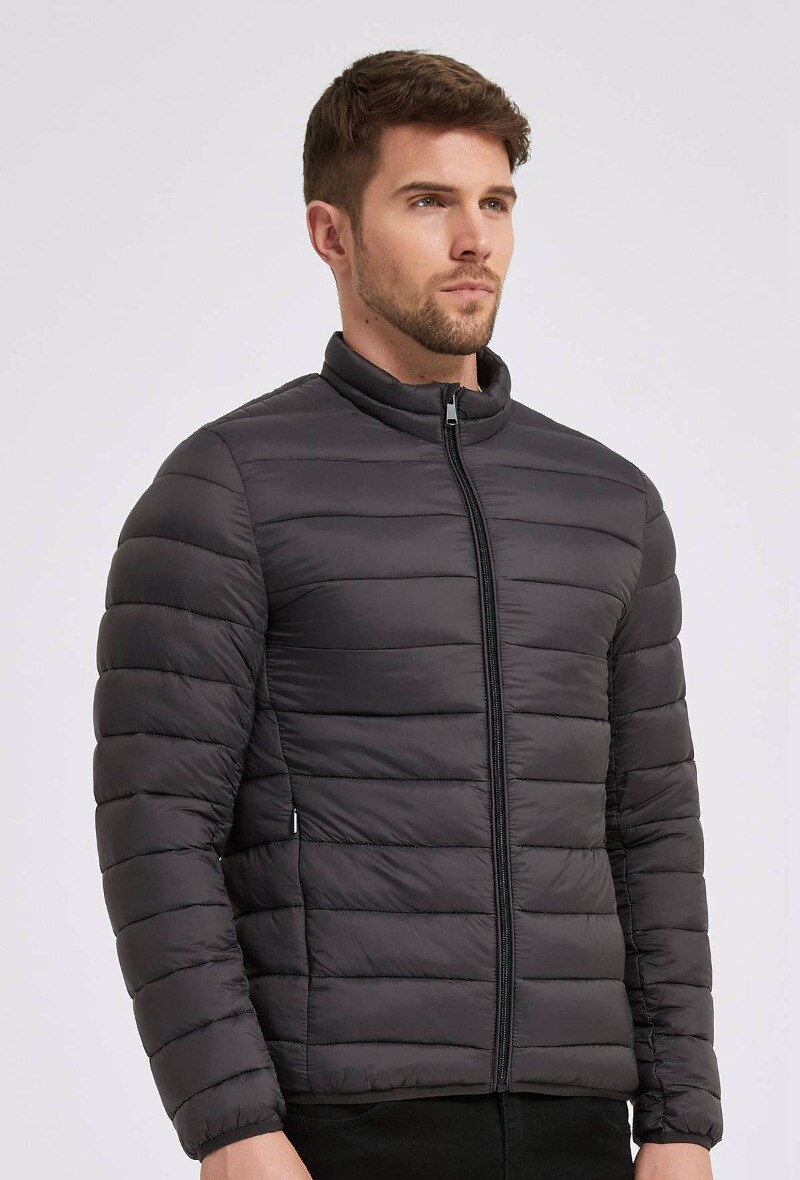 Grossiste KYMAXX - Doudoune légère courte coupe droite tissue matelassée col montant