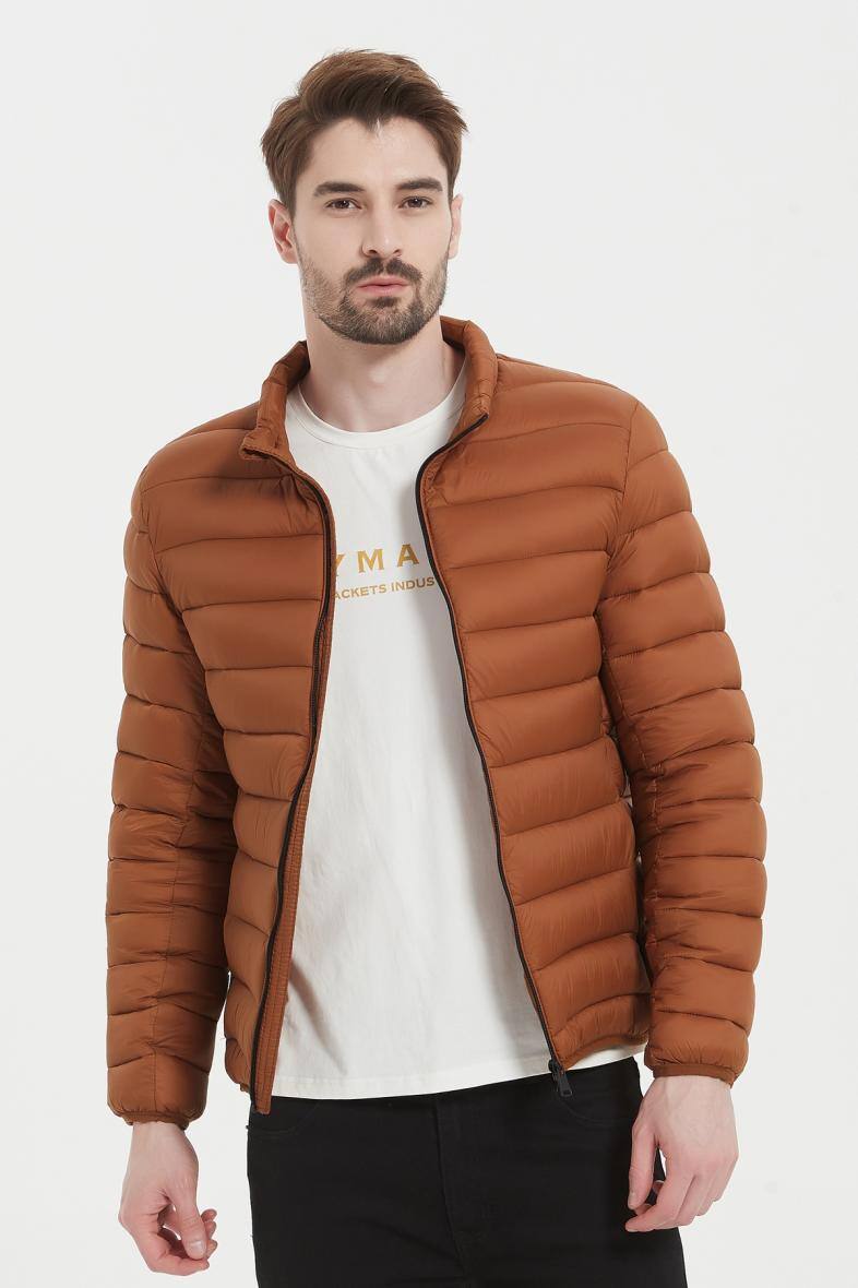 Grossiste KYMAXX - Doudoune légère courte coupe droite tissue matelassée col montant