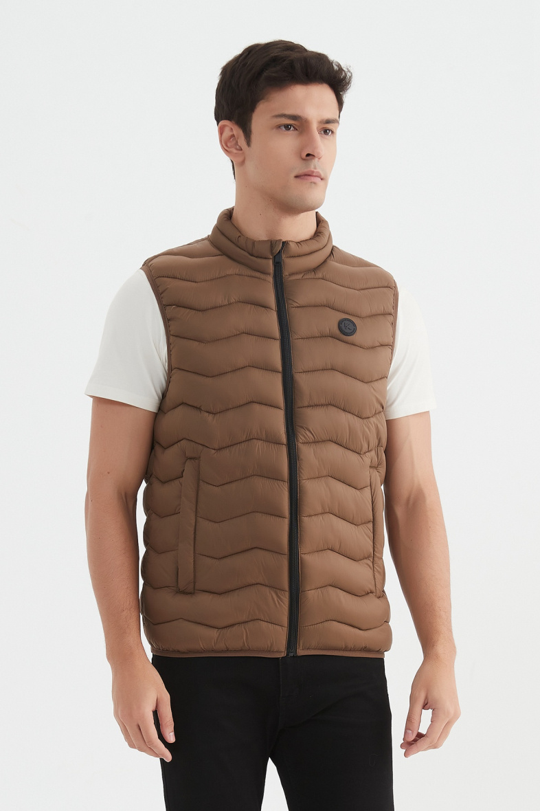 Wholesaler KYMAXX - Lightweight sleeveless down jacket Stand-up collar with zigzag stripes