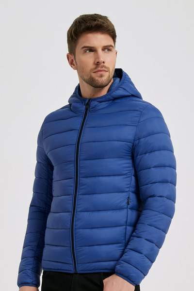Grossiste KYMAXX - Doudoune unie homme Coupe courte Capuche fixe Grossiste KYMAXX - Doudoune unie homme Coupe courte Capuche fixe