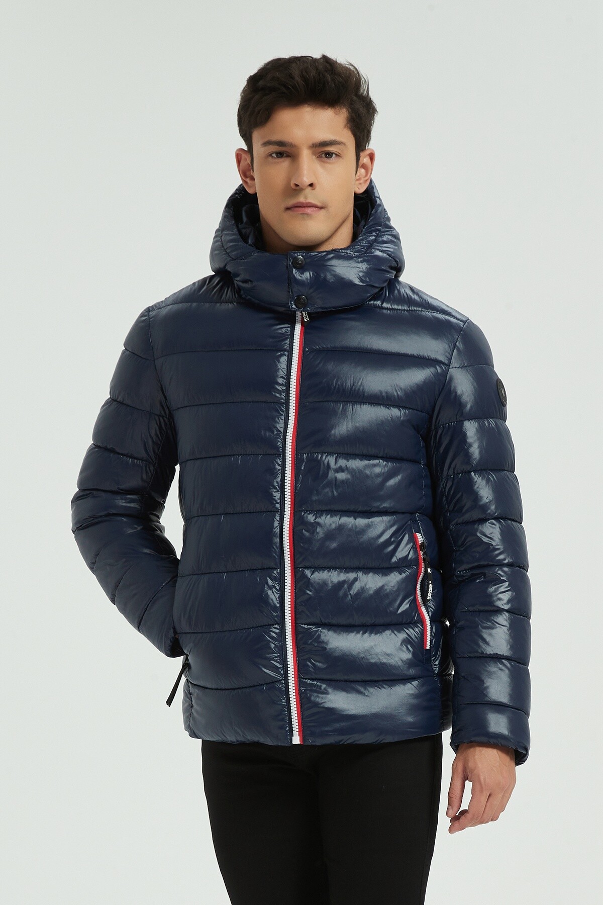 Grossiste KYMAXX - Doudoune courte brillant un style audacieux et moderne