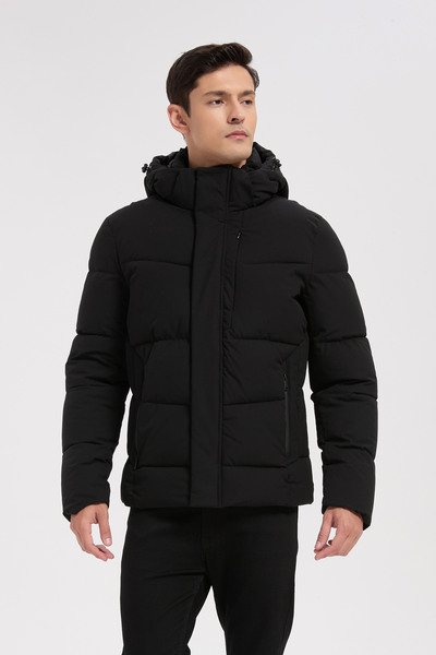 Mayorista KYMAXX - Chaqueta acolchada negra con capucha para hombre Mayorista KYMAXX - Chaqueta acolchada negra con capucha para hombre