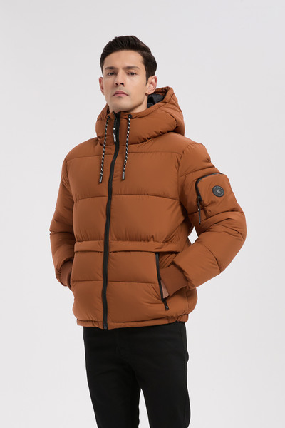 Mayorista KYMAXX - Chaqueta acolchada camel para hombre con capucha Mayorista KYMAXX - Chaqueta acolchada camel para hombre con capucha