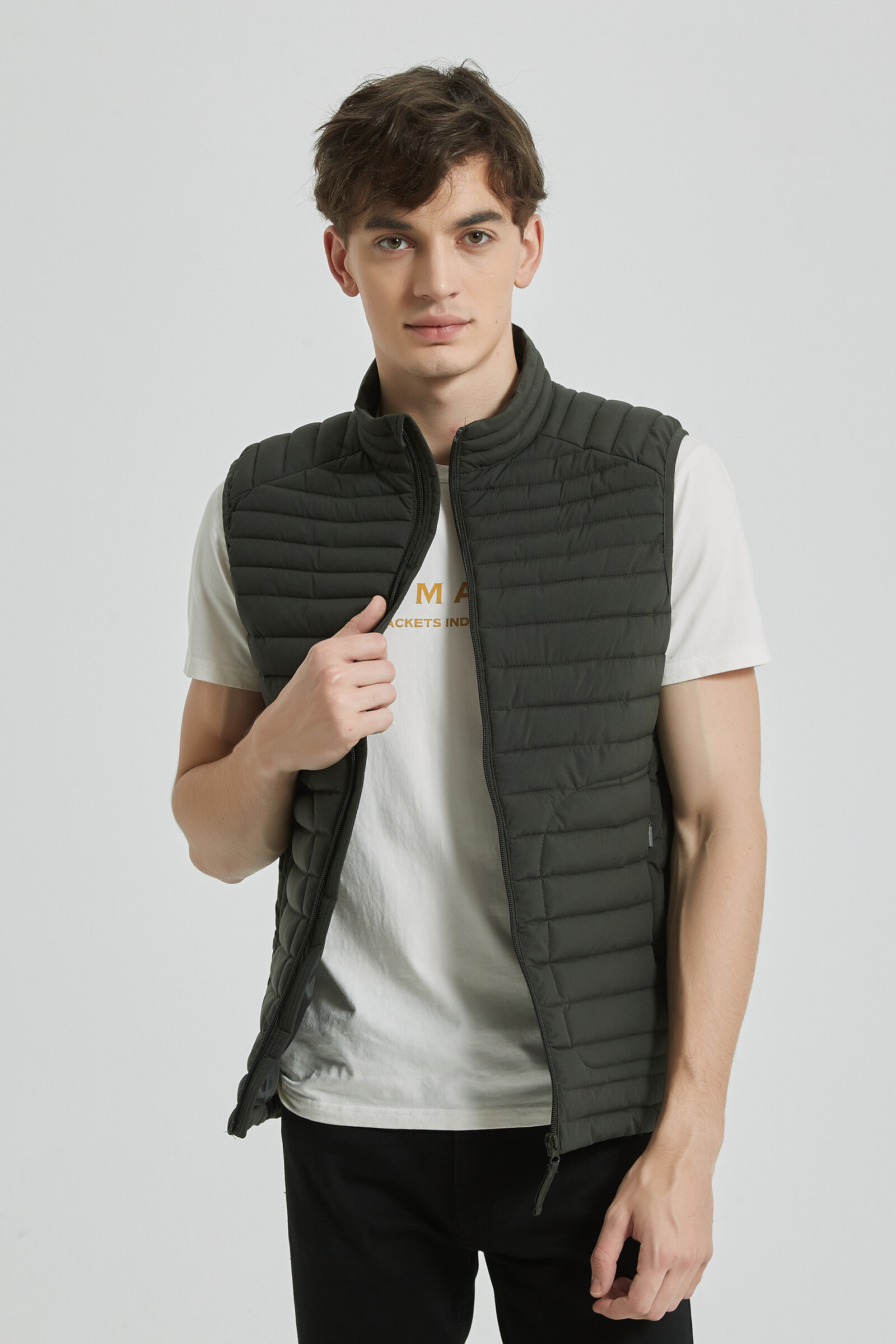 Wholesaler KYMAXX - Sleeveless down jacket Model mid-season light and compact