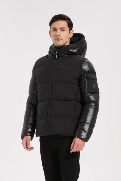Mayorista KYMAXX - Chaqueta acolchada negra con capucha para hombre Mayorista KYMAXX - Chaqueta acolchada negra con capucha para hombre