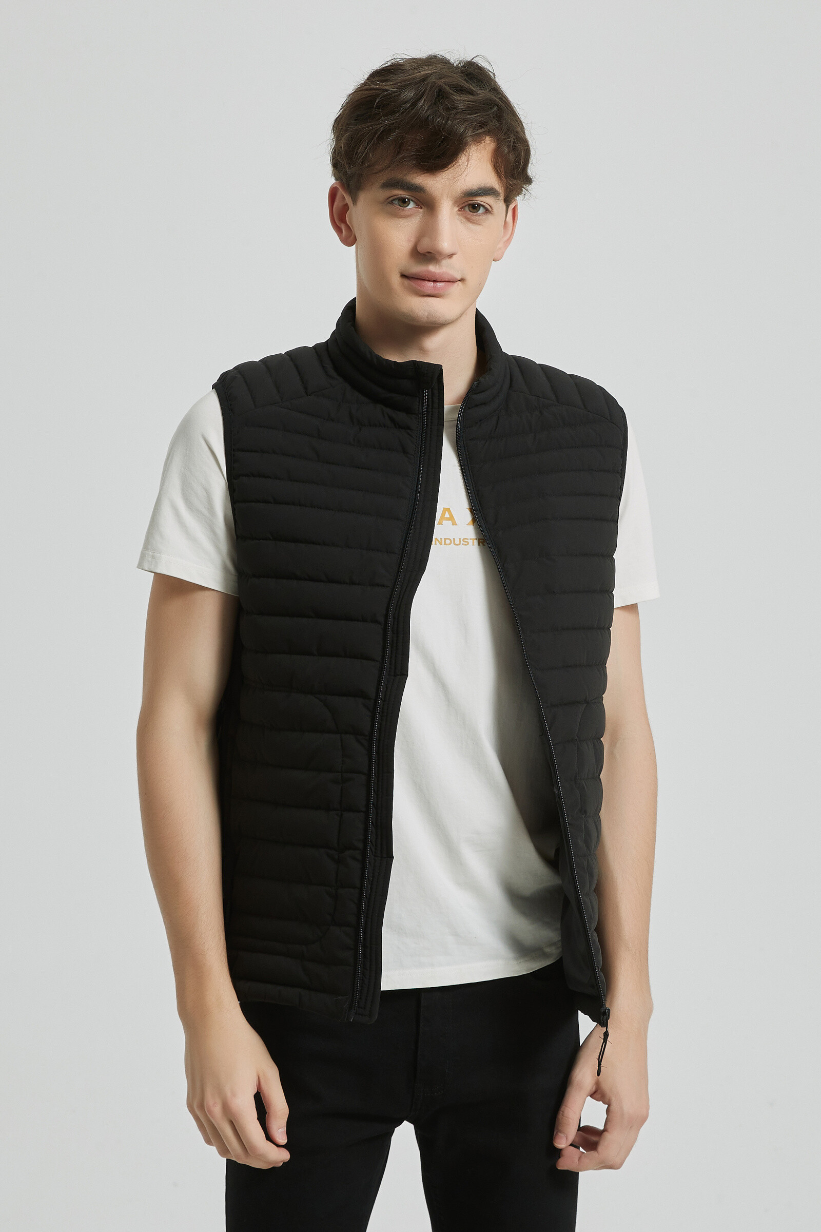Wholesaler KYMAXX - Sleeveless down jacket Model mid-season light and compact