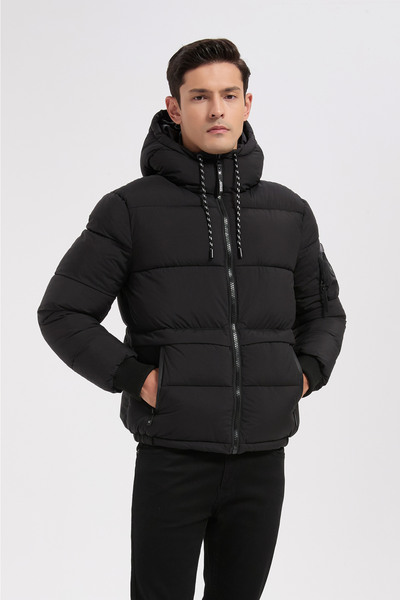 Mayorista KYMAXX - Chaqueta acolchada negra con capucha para hombre Mayorista KYMAXX - Chaqueta acolchada negra con capucha para hombre