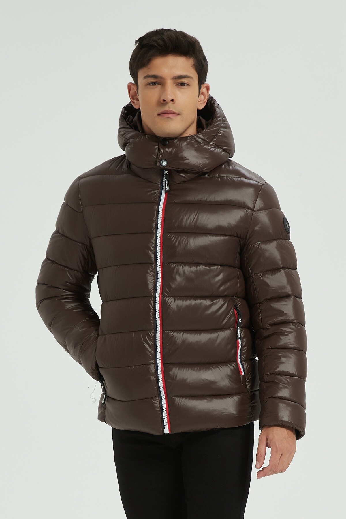Grossiste KYMAXX - Doudoune courte brillant un style audacieux et moderne