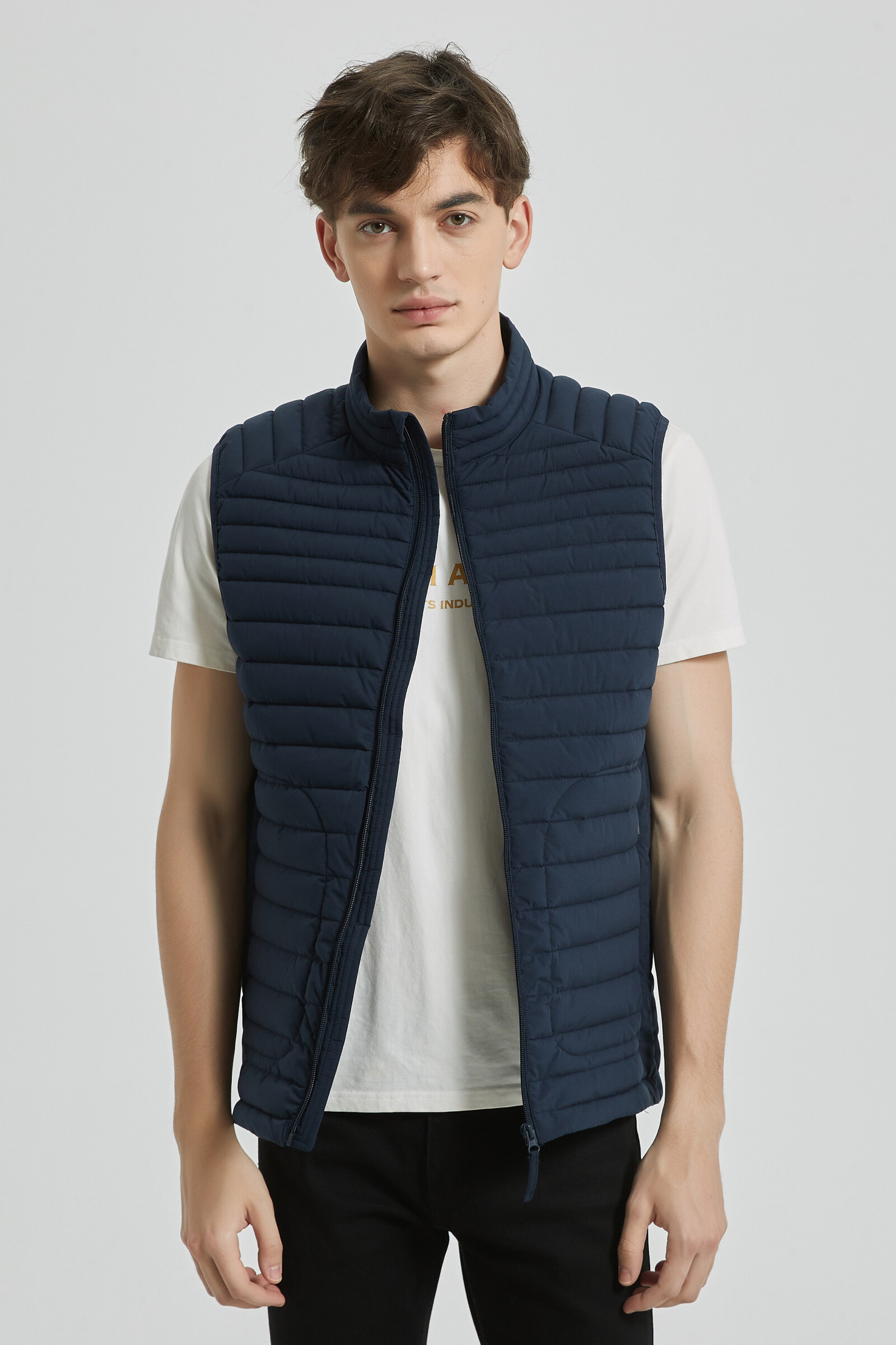 Wholesaler KYMAXX - Sleeveless down jacket Model mid-season light and compact