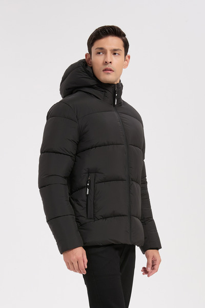 Mayorista KYMAXX - Chaqueta acolchada negra para hombre con capucha Mayorista KYMAXX - Chaqueta acolchada negra para hombre con capucha