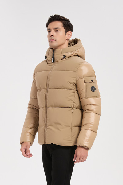 Mayorista KYMAXX - Chaqueta acolchada beige para hombre con capucha Mayorista KYMAXX - Chaqueta acolchada beige para hombre con capucha
