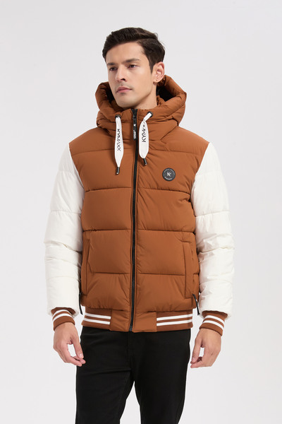 Mayorista KYMAXX - Chaqueta acolchada bicolor camel y blanca para hombre con capucha Mayorista KYMAXX - Chaqueta acolchada bicolor camel y blanca para hombre con capucha