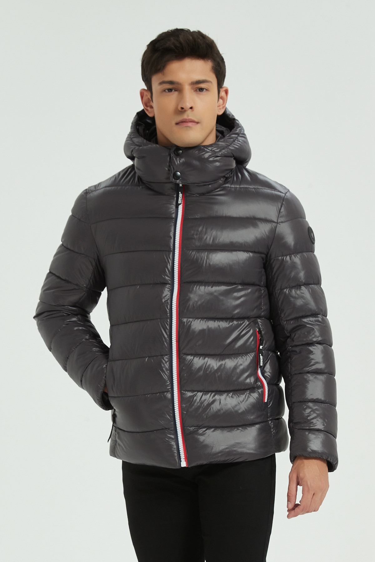 Grossiste KYMAXX - Doudoune courte brillant un style audacieux et moderne