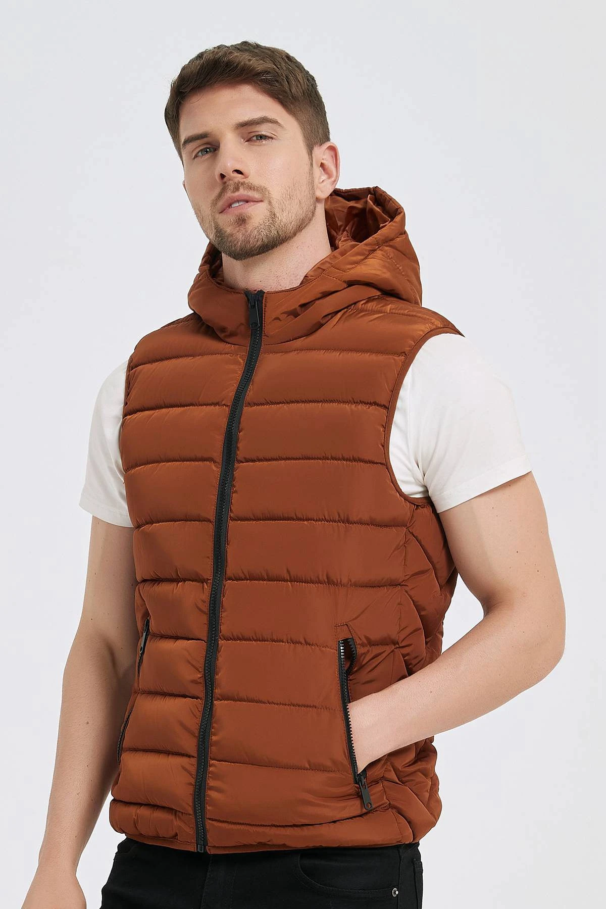Wholesaler KYMAXX - Plain sleeveless quilted down jacket with fixed hood