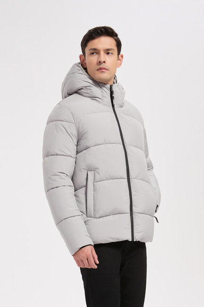 Mayorista KYMAXX - Chaqueta acolchada con capucha para hombre en gris claro Mayorista KYMAXX - Chaqueta acolchada con capucha para hombre en gris claro