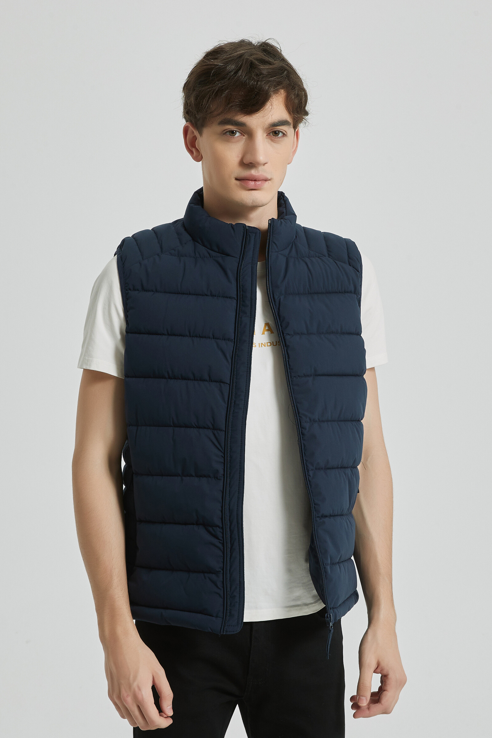 Wholesaler KYMAXX - Sleeveless jacket Straight cut climbing collar covering
