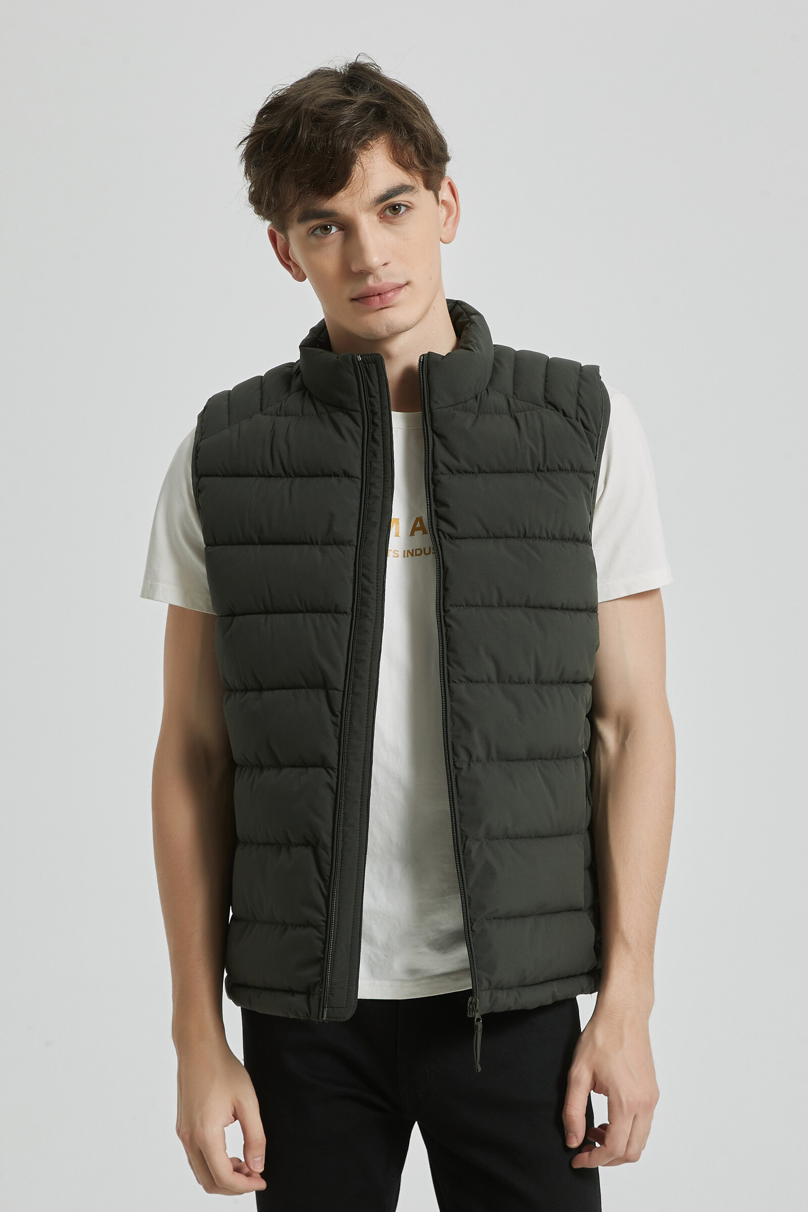 Wholesaler KYMAXX - Sleeveless jacket Straight cut climbing collar covering