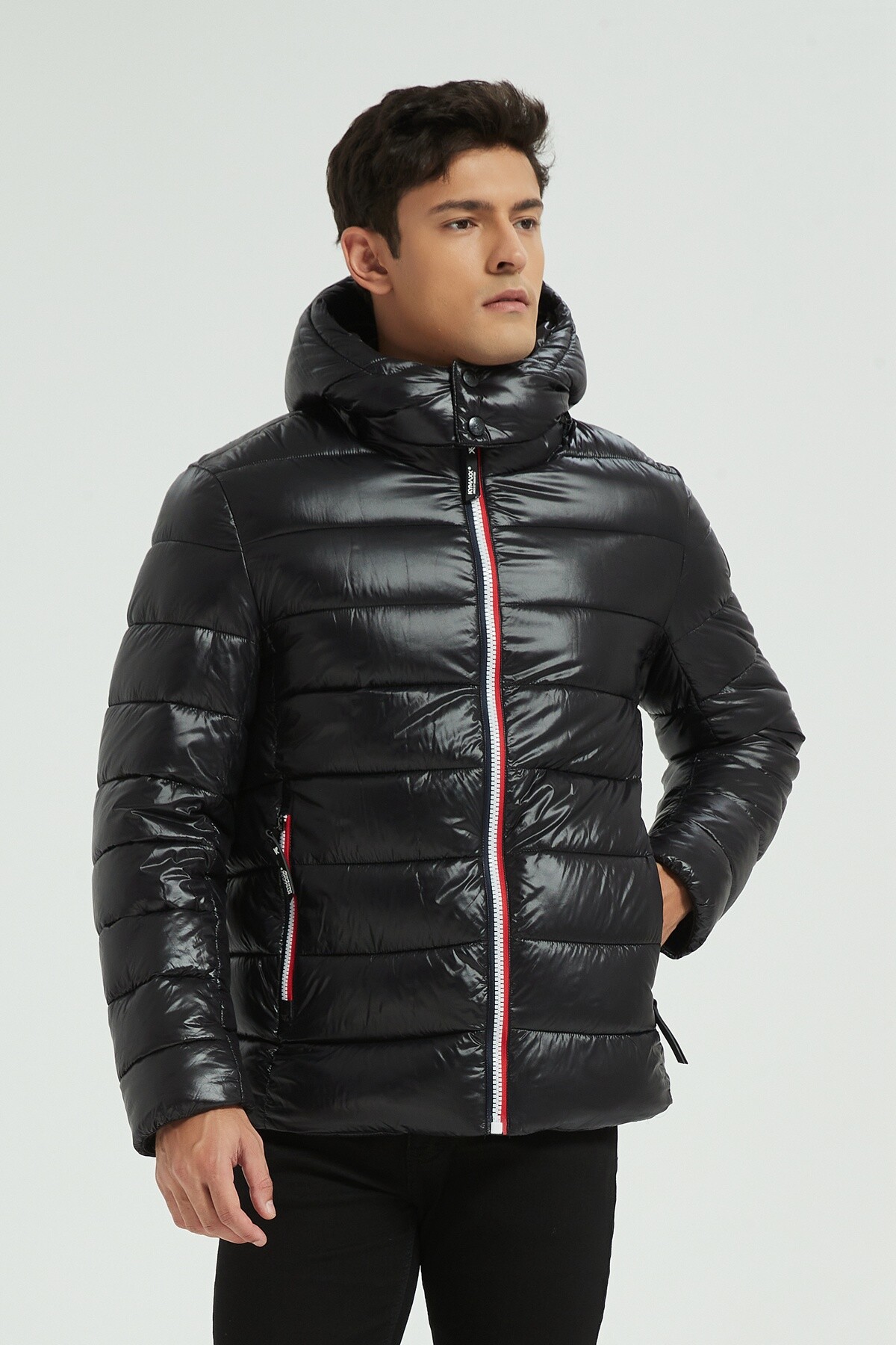 Grossiste KYMAXX - Doudoune courte brillant un style audacieux et moderne