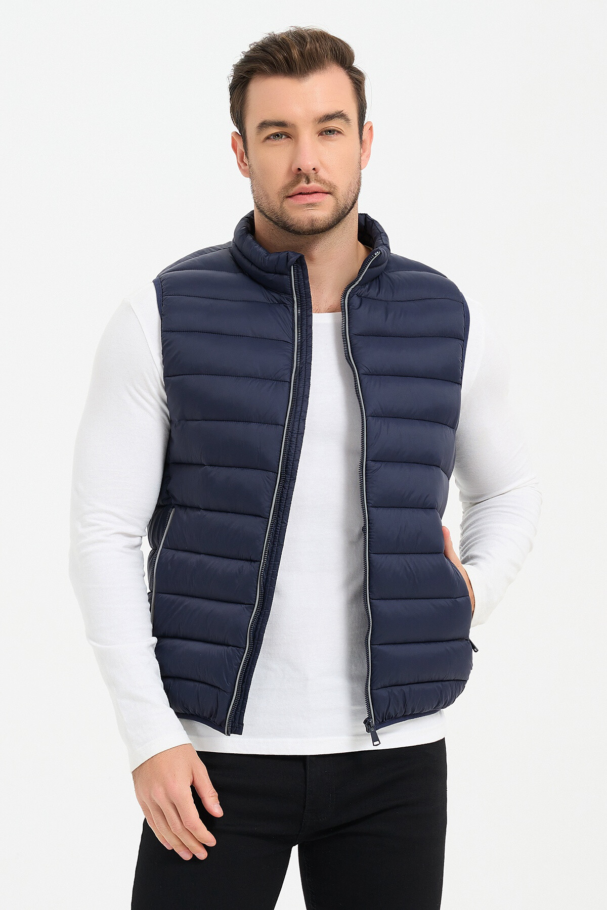 Wholesaler KYMAXX - Sleeveless down jacket Model mid-season light and compact