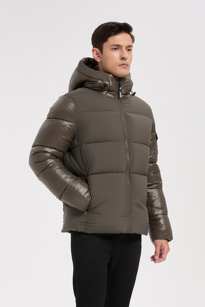 Mayorista KYMAXX - Chaqueta acolchada caqui para hombre con capucha Mayorista KYMAXX - Chaqueta acolchada caqui para hombre con capucha