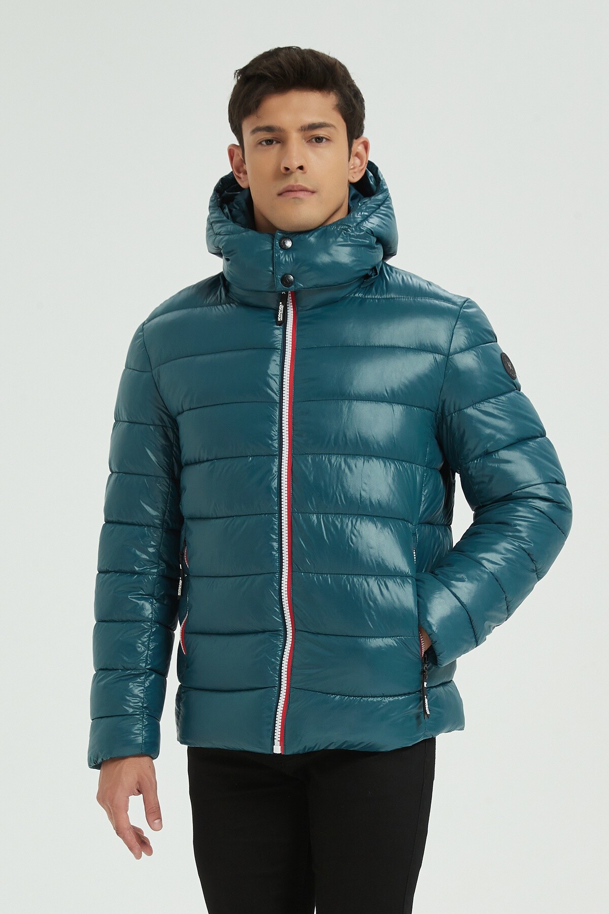 Grossiste KYMAXX - Doudoune courte brillant un style audacieux et moderne