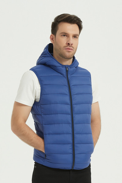 Grossiste KYMAXX - Doudoune unie sans manche classique Capuche intégrée Grossiste KYMAXX - Doudoune unie sans manche classique Capuche intégrée