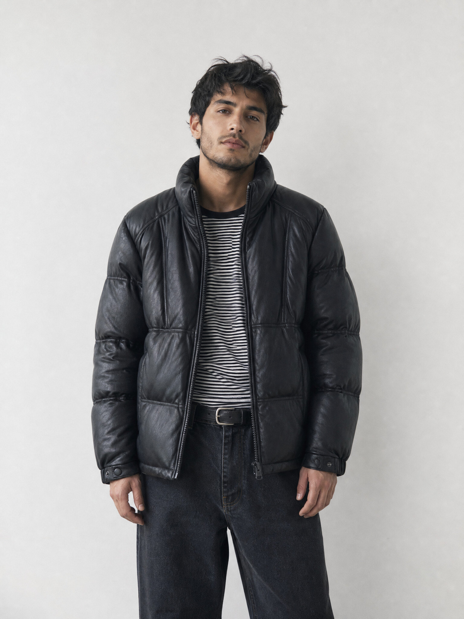 Großhändler KZR - Kurze Kunstleder-Daunenjacke mit Stehkragen