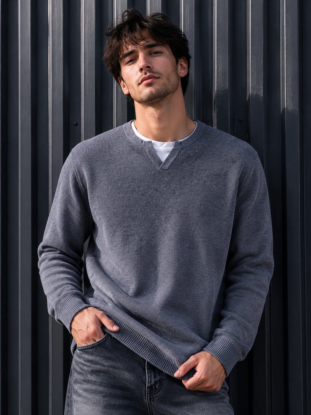 Großhändler KZR - V-Ausschnitt Pullover mit kontrastierendem weißen Innenbesatz