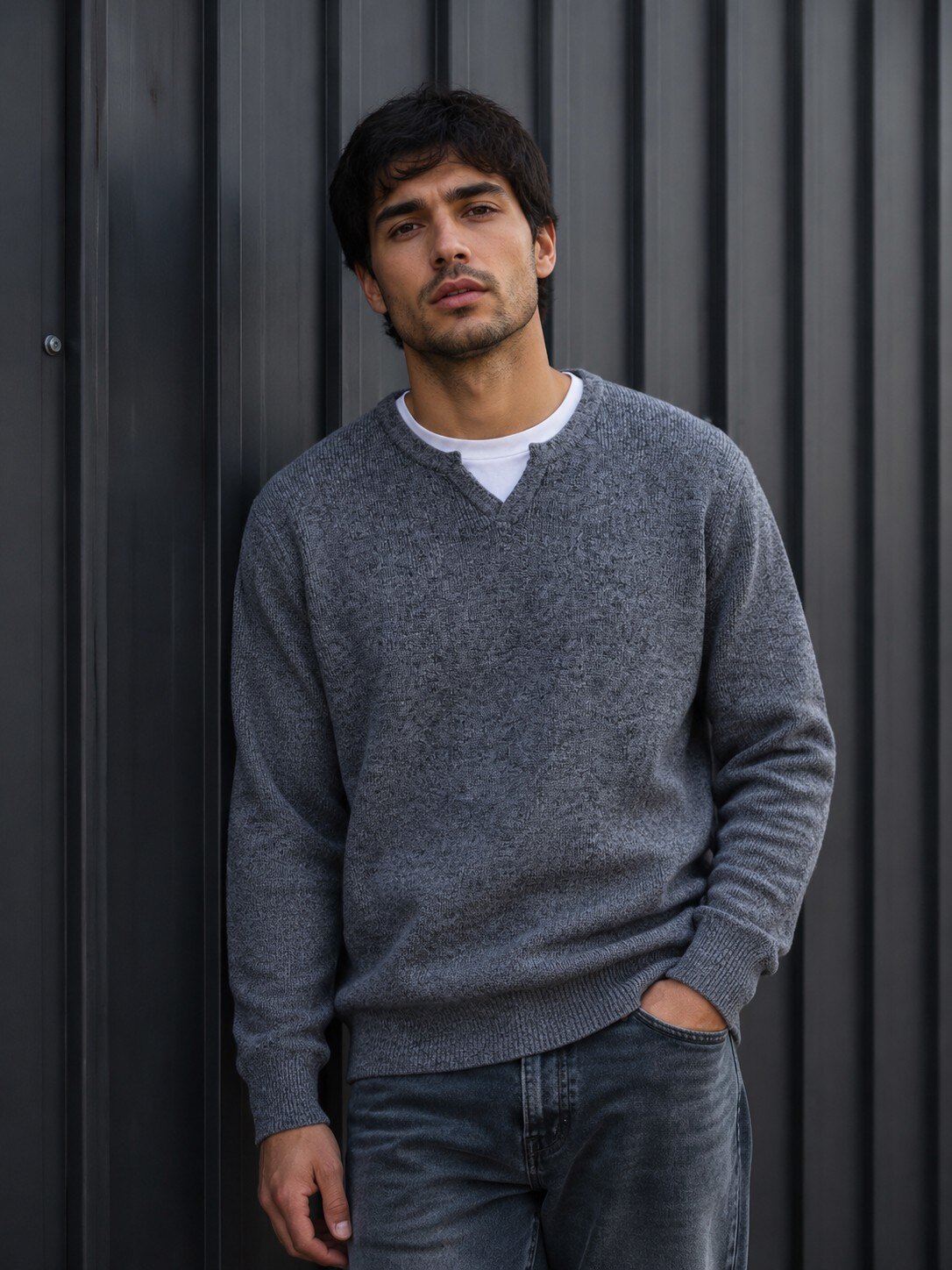 Großhändler KZR - V-Ausschnitt Pullover mit kontrastierendem weißen Innenbesatz