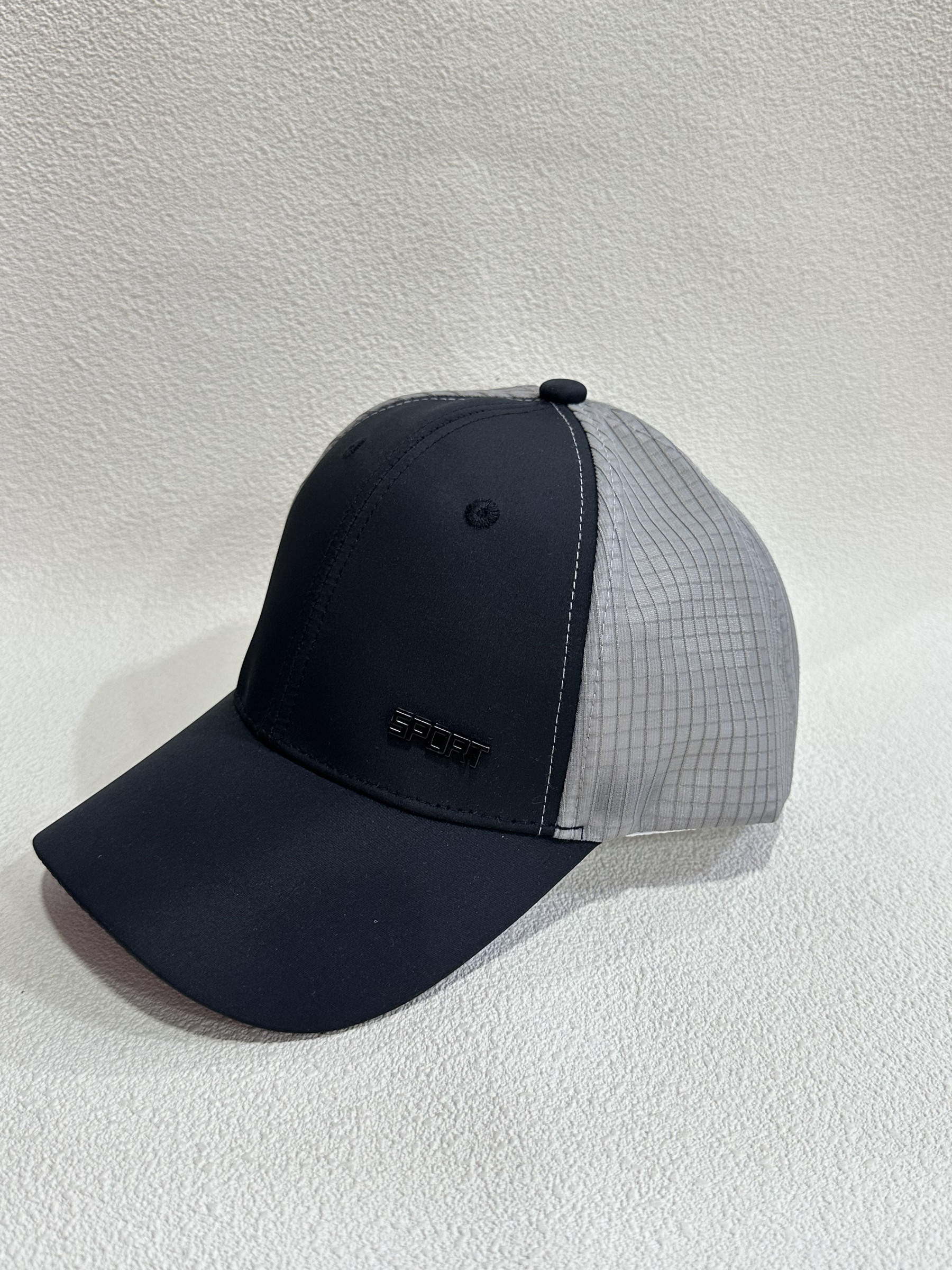 Großhändler LEXA PLUS - Zweifarbige Trucker-Stil Kappe.