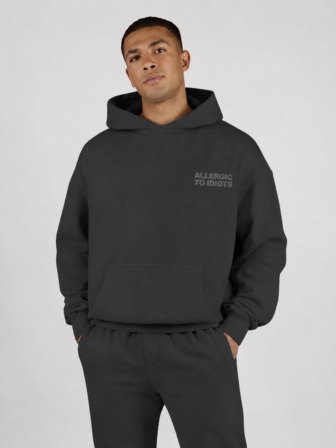 Grossista Mentex Homme - Felpa con Cappuccio Nera con Stampa 'Allergic' sul Retro