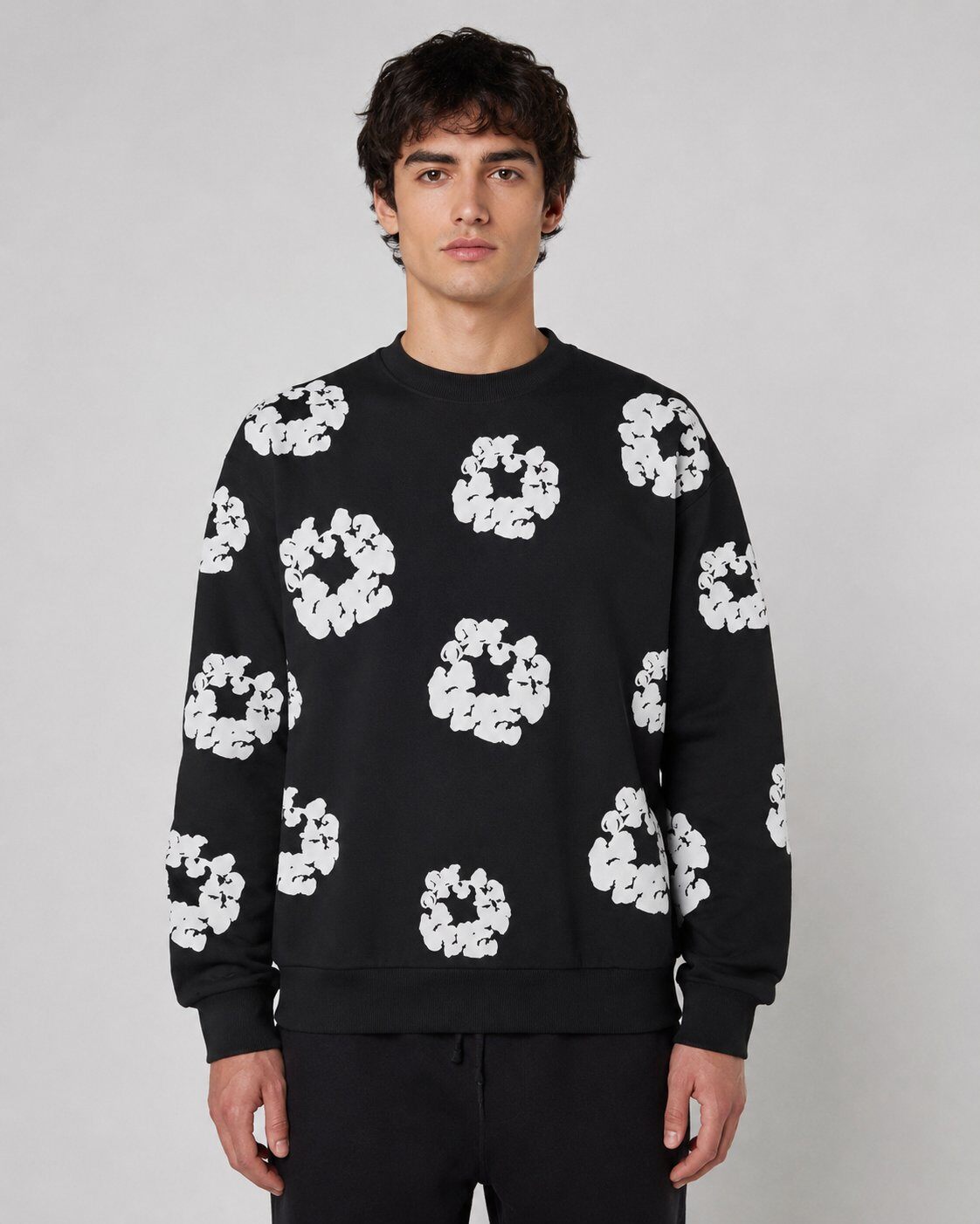 Grossista Mentex Homme - Felpa Nera con Motivo Floreale Astratto