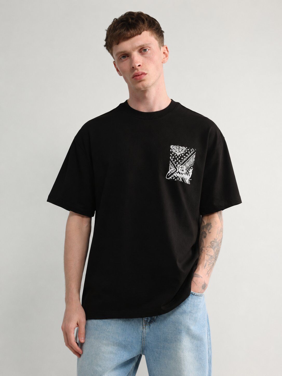 Grossista Mentex Homme - T-shirt Nera con Grafica sul Retro