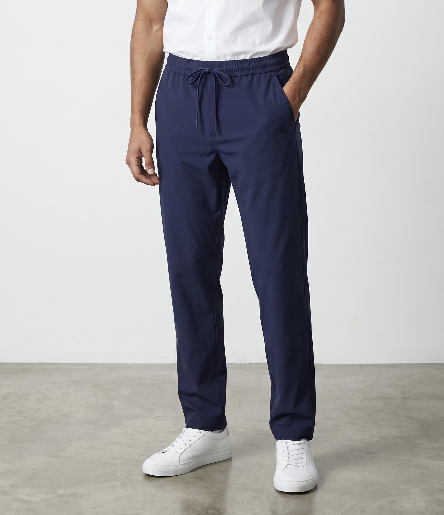 Großhändler Omnimen - Schmal geschnittene Hose aus strukturiertem Bi-Stretch-Material mit bequemem Kordelzug