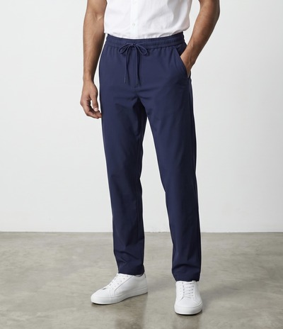 Großhändler Omnimen - Schmal geschnittene Hose aus strukturiertem Bi-Stretch-Material mit bequemem Kordelzug Großhändler Omnimen - Schmal geschnittene Hose aus strukturiertem Bi-Stretch-Material mit bequemem Kordelzug