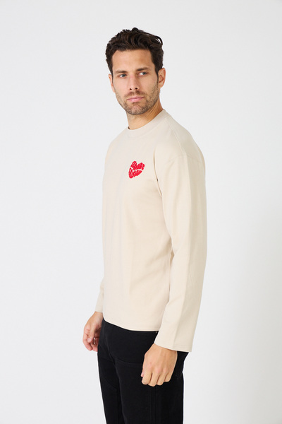 Grossista TOP MONDAY - Maglietta a Maniche Lunghe - Cuore Rosso Ricamato 'Seconda Stagione' Grossista TOP MONDAY - Maglietta a Maniche Lunghe - Cuore Rosso Ricamato 'Seconda Stagione'