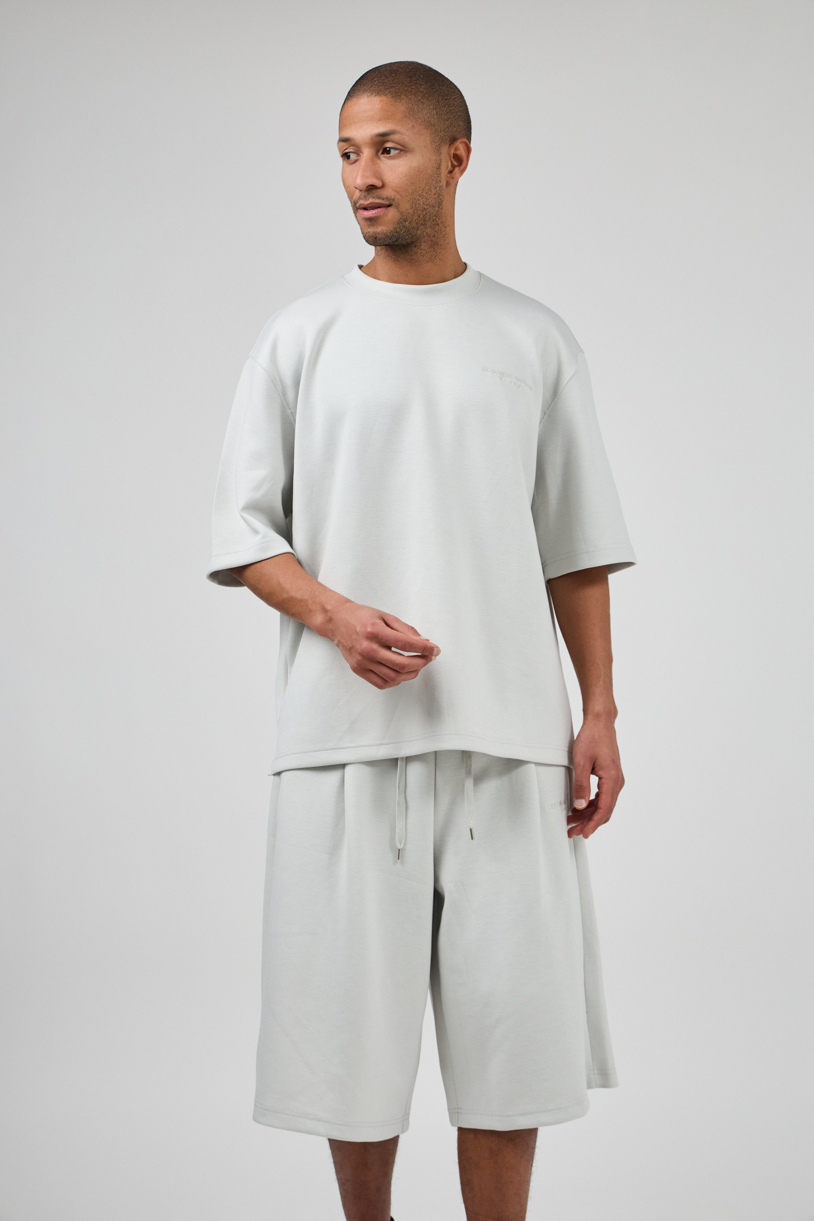 Wholesaler TOP MONDAY - Men's Oversized Set (T-shirt + Shorts)