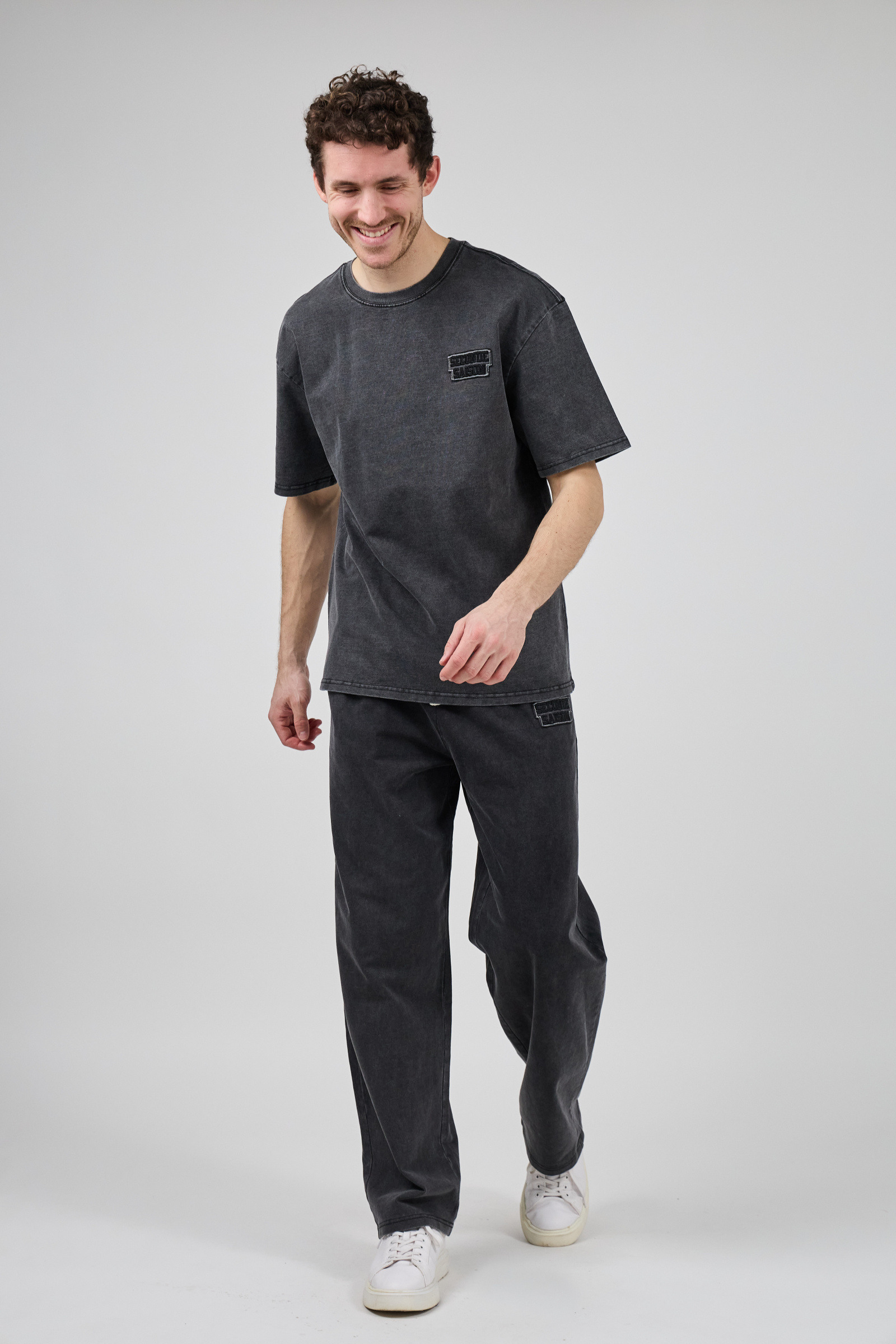 Großhändler TOP MONDAY - Lässiges Set mit Kurzarm-T-Shirt und bequemer Hose