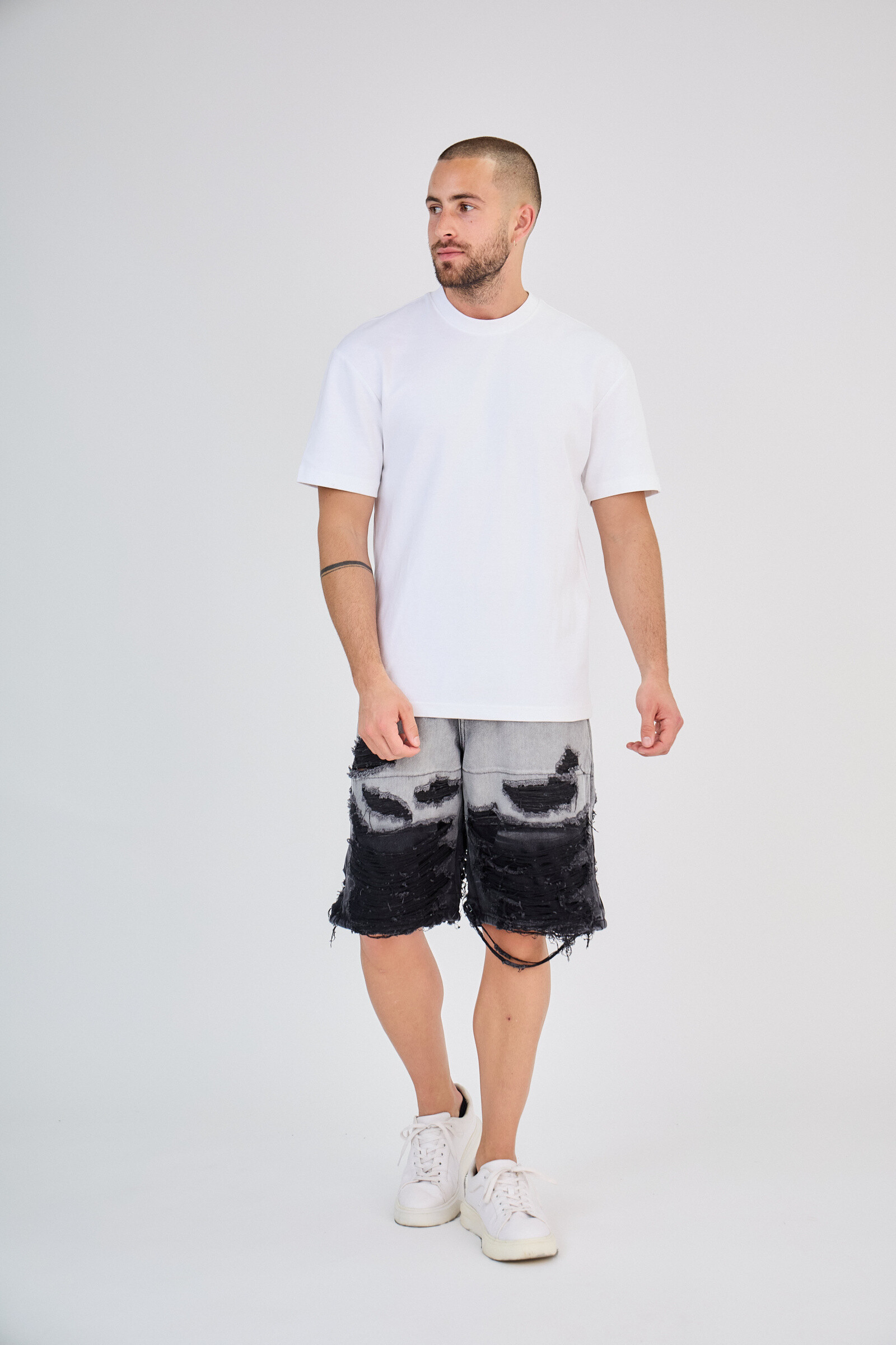 Wholesaler TOP MONDAY - Torn effect shorts