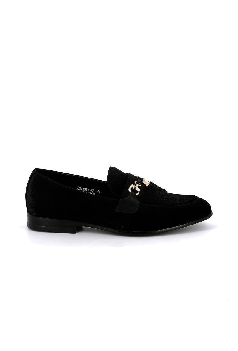 Grossiste UOMO design - Slip-on Homme en aspect velours avec accessoire boucle et pompon