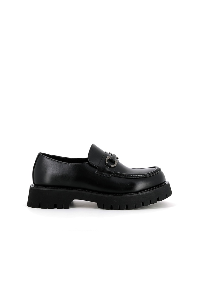 Wholesaler UOMO design - Men's PU loafers with a decorative metal bit and a thick black lug sole