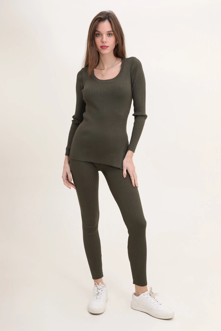 Ensemble en maille douce et confortable : legging et tunique à décolleté rond, manches longues et fentes côtés