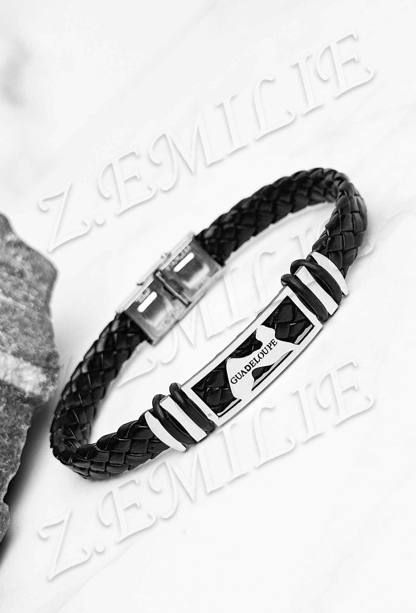 Großhändler Z. Emilie - Totenkopf-Armband aus Kautschukstahl