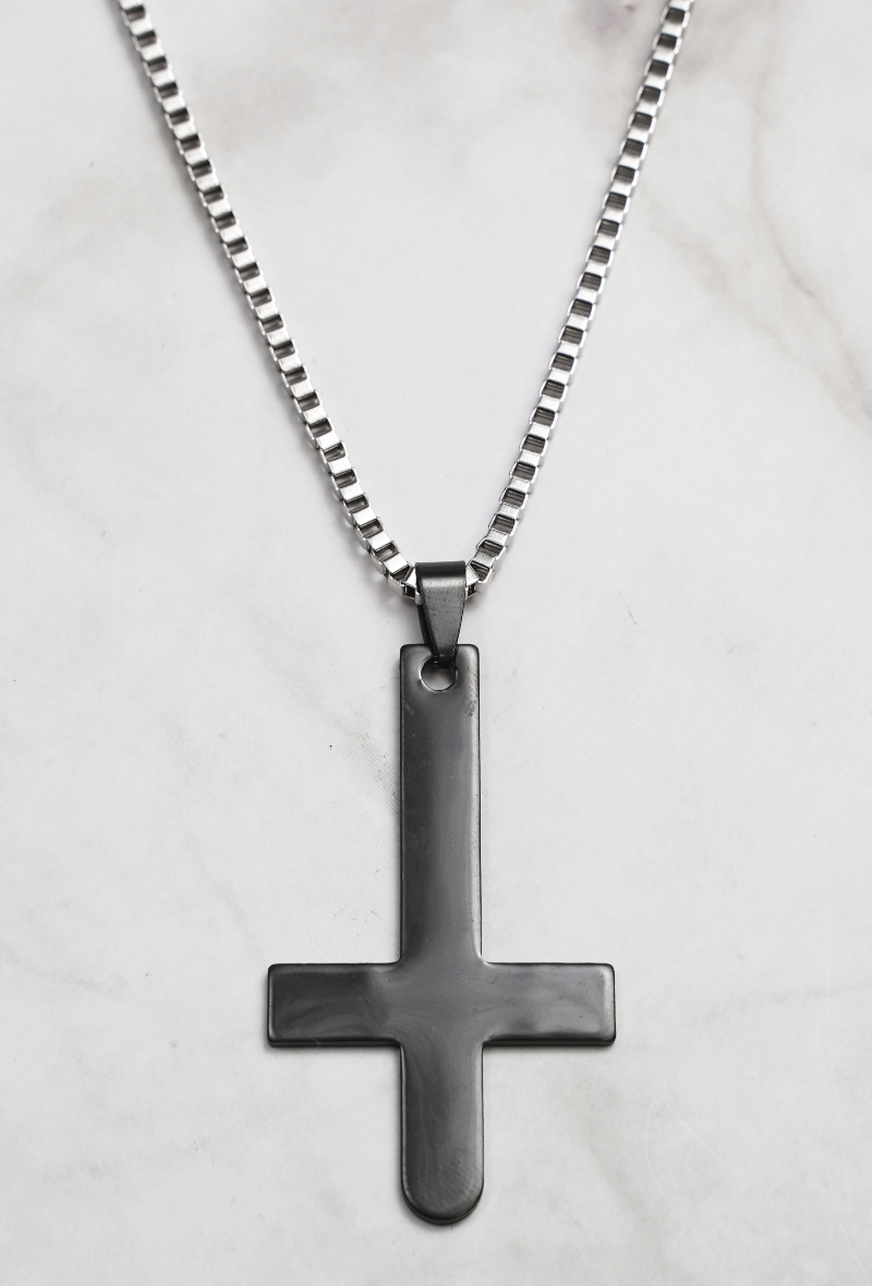 Großhändler Z. Emilie - Umgedrehtes Kreuz aus Stahlhalskette